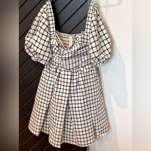 Self Portrait dress. Size 4. Worn only once for <1hr. Excellent condition. - Picture 6 of 7